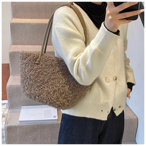 Sac fourre-tout marron en fausse fourrure pelucheuse porté à l'épaule pour femme