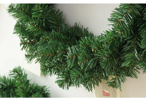 Détail de près des aiguilles de pin artificielles pour décoration de Noël