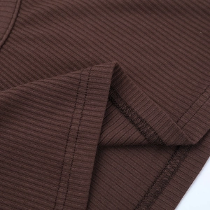 Gros plan sur la maille côtelée marron foncé montrant les coutures et la texture