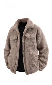 Detailansicht der khakiwarmen Fleecejacke mit Sherpa-Futter, Revers und Brusttaschen