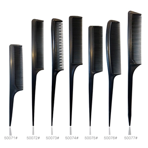 Set van zeven zwarte professionele puntkammen voor haarstyling en verdeling op witte achtergrond