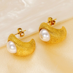 Gros plan détaillé de boucles d'oreilles en acier doré avec texture tressée et perles blanches