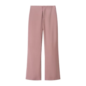 Detail einer hoch taillierten Satin-Schlaghose in Altrosa mit glatter Stoffstruktur