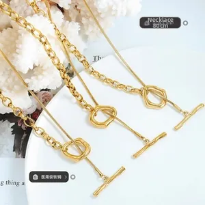 Detalle de cadena de suéter de 80 cm en acero titanio dorado con cierre en T quirúrgico