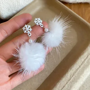 Eleganti orecchini a fiocco di neve in argento con pompon bianchi e perle invernali