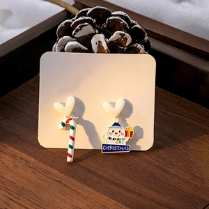 Boucles d'oreilles Noël asymétriques avec sucre d'orge et bonhomme de neige et cœurs