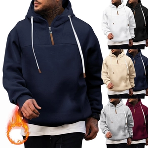 Dettaglio felpa con cappuccio in pile da uomo con mezza zip e coulisse regolabile in vita