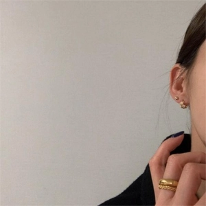 Ensemble minimaliste de boucles d'oreilles et bagues dorées au style coréen chic