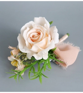 Détail de boutonnière rose beige avec pétales en soie et ruban pour mariages