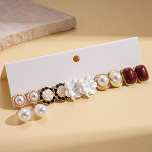Vue détaillée de l'ensemble de 6 paires de boucles d'oreilles vintage en perles et résine
