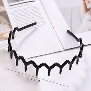 Detail showing a 12.5cm diameter black wavy zigzag headband for daily styling