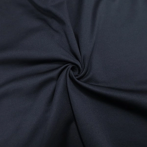 Vue macro détaillée de la texture du tissu noir en polyester élasthanne avec drapé élégant