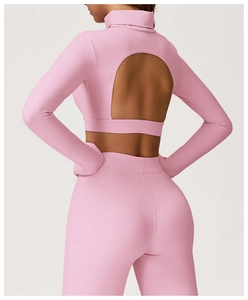 Detail des Rückenausschnitts an diesem rosa langärmeligen Yoga-Oberteil und Leggings-Set