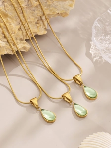 Colliers élégants à chaîne serpent dorée avec pendentifs en verre vert clair en poire