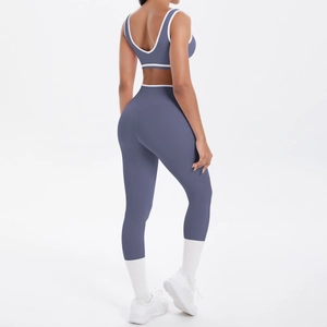 Detailansicht der Rückseite des graublauen Yoga-Sets mit weißem Kontrast und hoher Taille
