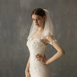 Elegant short double-layer white bridal veil with pearls and floral lace wedding dress