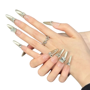 Stiletto-Kunstnägel in Champagnergold mit Katzenaugen-Effekt und funkelnden Strasssteinen
