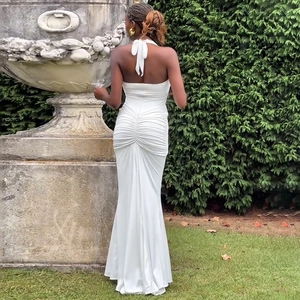 Robe longue blanche dos nu avec détails froncés et ourlet sirène élégante