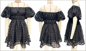 Vue en trois dimensions d'une mini-robe à carreaux noirs épaules dénudées et manches bouffantes