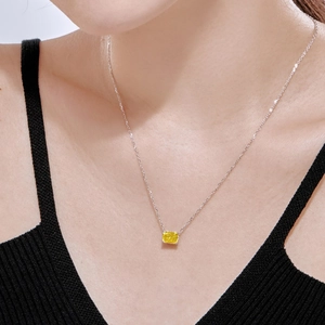 Gros plan du collier en argent S925 avec pendentif en zircon jaune de taille émeraude