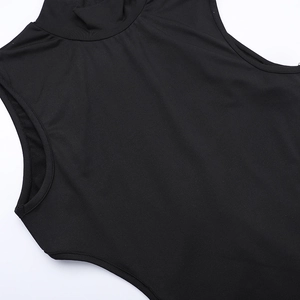 Detailaufnahme von Stehkragen und Schulternaht am schwarzen ärmellosen Strickkleid