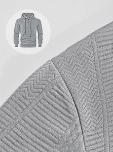 Gros plan détaillé du tissu gris à texture ondulée tricotée et col à boutons du sweat