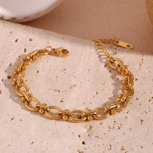 Détail du bracelet chaîne à maillons ovales plaqué or 18 carats avec accents de perles