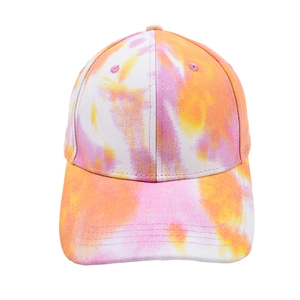 Détail d'une casquette tie-dye rose et orange avec visière courbée de style moderne