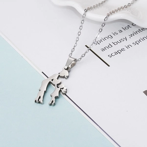 Collier en acier inoxydable argenté avec pendentif mère-enfant sur présentoir épuré