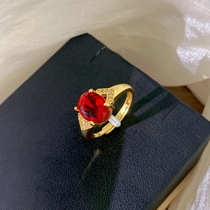 Lujoso anillo ajustable bañado en oro con gran gema roja ovalada y detalles de circonita