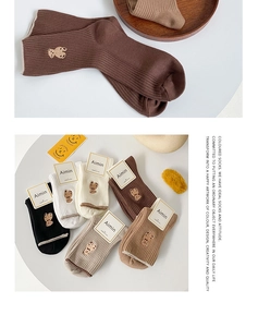 Détail de motifs ours brodés sur des chaussettes en coton côtelé de plusieurs couleurs
