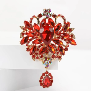 Broche en alliage doré avec strass rouges et pendentif goutte en cristal