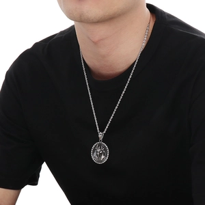 Collier avec pendentif Anubis argenté, strass brillants et chaîne torsadée pour homme