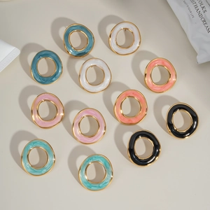 Lot de 12 boucles d'oreilles émaillées colorées avec bords en acier doré