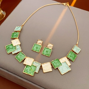 Détail d'un ensemble de bijoux en émail carré irrégulier avec collier et boucles d'oreilles
