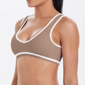 Détail de la brassière de sport grise avec bordures contrastées blanches et larges bretelles