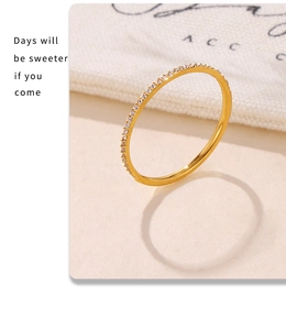 Vue macro d'une bague dorée minimaliste sertie de micro-oxydes de zirconium