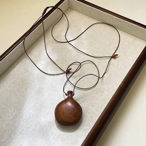 Collana bohémien vintage marrone con ciondolo in legno intagliato a mano e corda