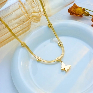 Collana a catena serpente dorata con pendente a farfalla e cuore di cristallo verde