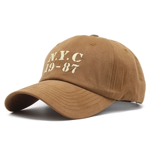 Détail de la broderie NYC 19-87 sur une casquette de baseball vintage en coton marron