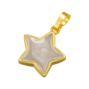 Detalle de un colgante de estrella dorada con esmalte blanco perlado de diseño espiral