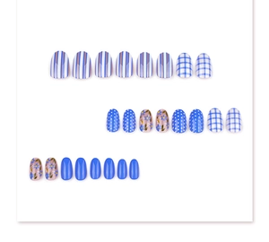 Vue détaillée de faux ongles à motifs carreaux bleus, rayures et fleurs fraîches