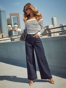 Schicker Urban-Streetstyle mit High-Waist-Jeans mit weitem Bein und gestreiftem Strickoberteil