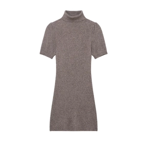 Abito corto in maglia marrone slim-fit con collo alto e maniche corte in morbido tessuto