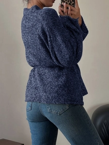 Elegante cardigan in maglia testurizzata blu da donna, vista posteriore in interni