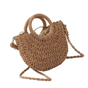 Handgewebte khakifarbene Halbmord-Strohtasche mit Doppelgriffen und Schultergurt