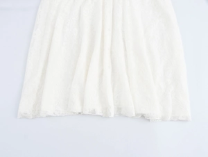 Detailansicht der weißen Spitzenstickerei und des feinen Saums am französischen V-Ausschnitt Kleid