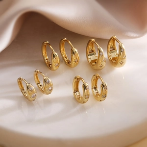 Élégantes Boucles d'Oreilles Créoles en Cuivre avec Zirconia Étoile pour Femmes Luxe Léger Plaquées Or Argent Forme de U Bijoux Tendance