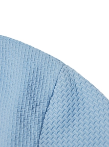 Gros plan sur la maille texturée bleu clair et les coutures d'un polo décontracté pour hommes