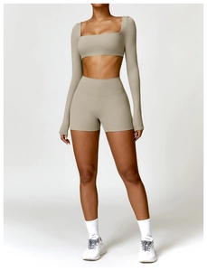 Vue de face de l'ensemble de sport kaki avec haut court à manches longues et short court
